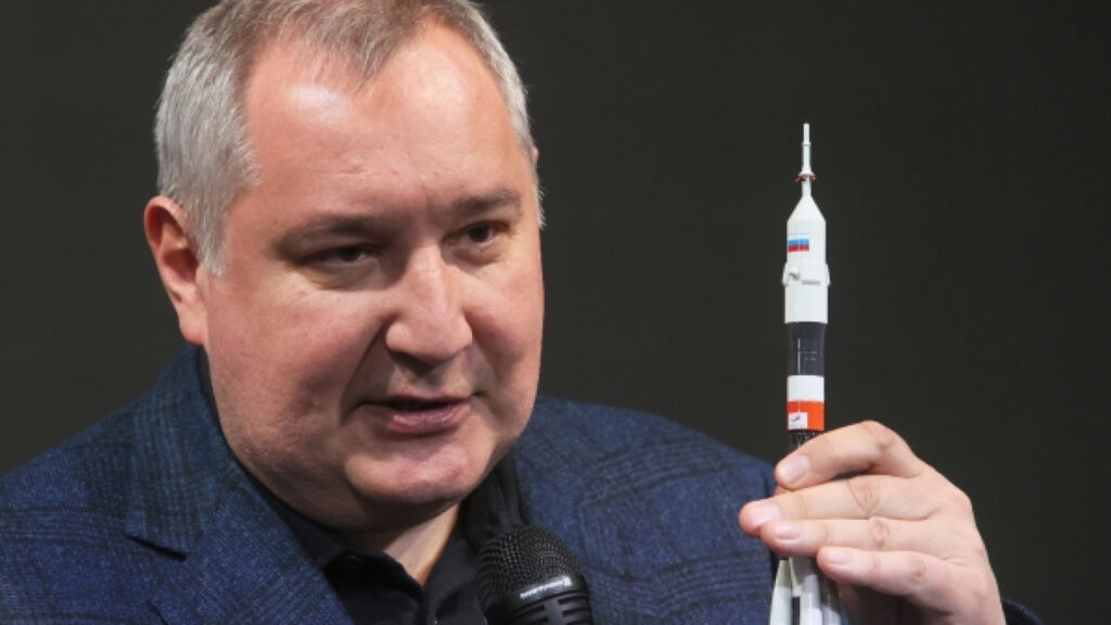 Рогозін показує свій маленький «Союз» Рогозін показує свій маленький «Союз»