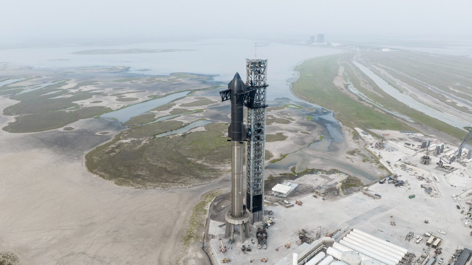 Starship із прискорювачем Booster 9 на стартовому майданчику перед першим польотом