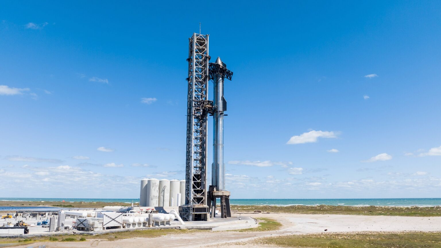 Starship с ускорителем Booster 9 на стартовой площадке чекає на другий політ