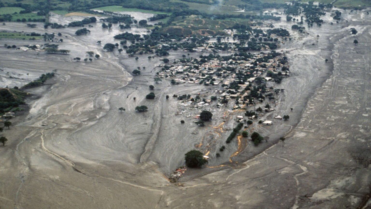https://dev.universemagazine.com/wp-content/uploads/2023/11/nevado-del-ruiz-volcanic-eruption.jpg