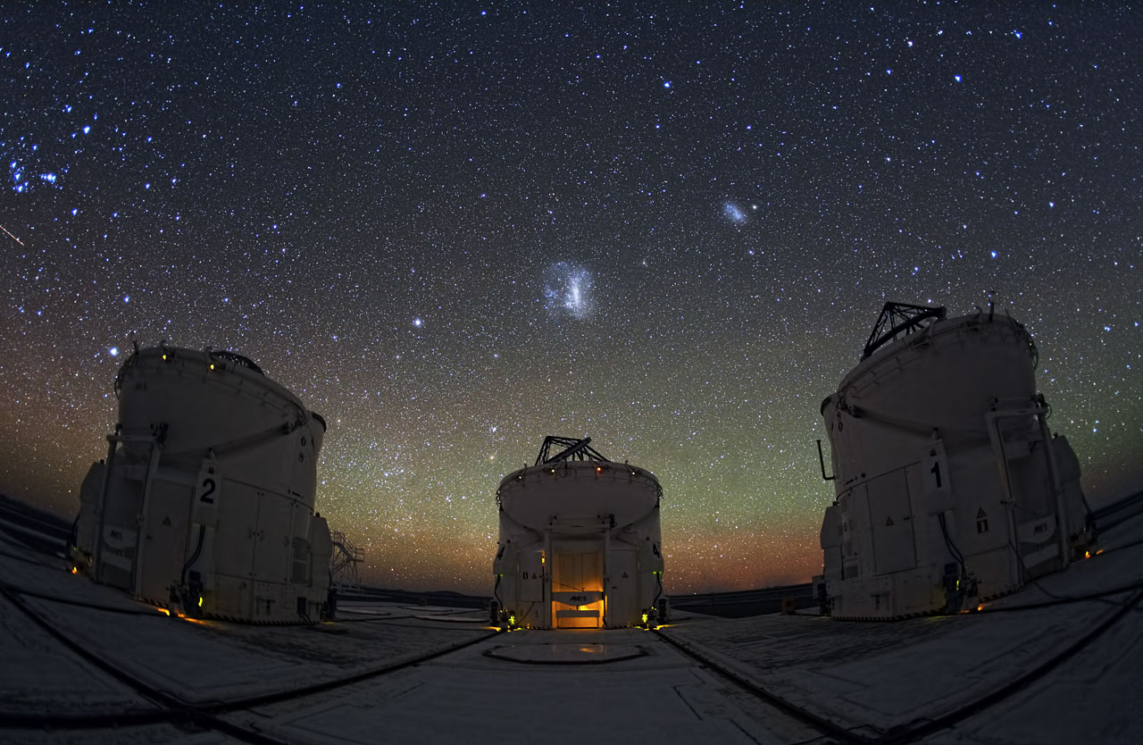 Велика та Мала Магелланові Хмари у небі над обсерваторією ESO Paranal у Чилі