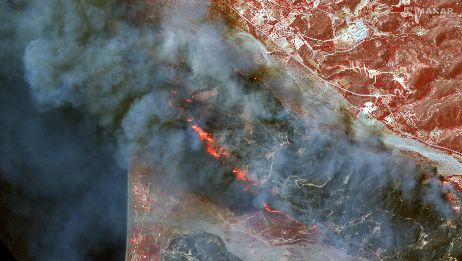 https://dev.universemagazine.com/wp-content/uploads/2023/12/11_color-infrared-view-of-active-fires-near-genadi-and-coast_rhodes-greece_24july2023_wv3-2000x1130-1.jpg