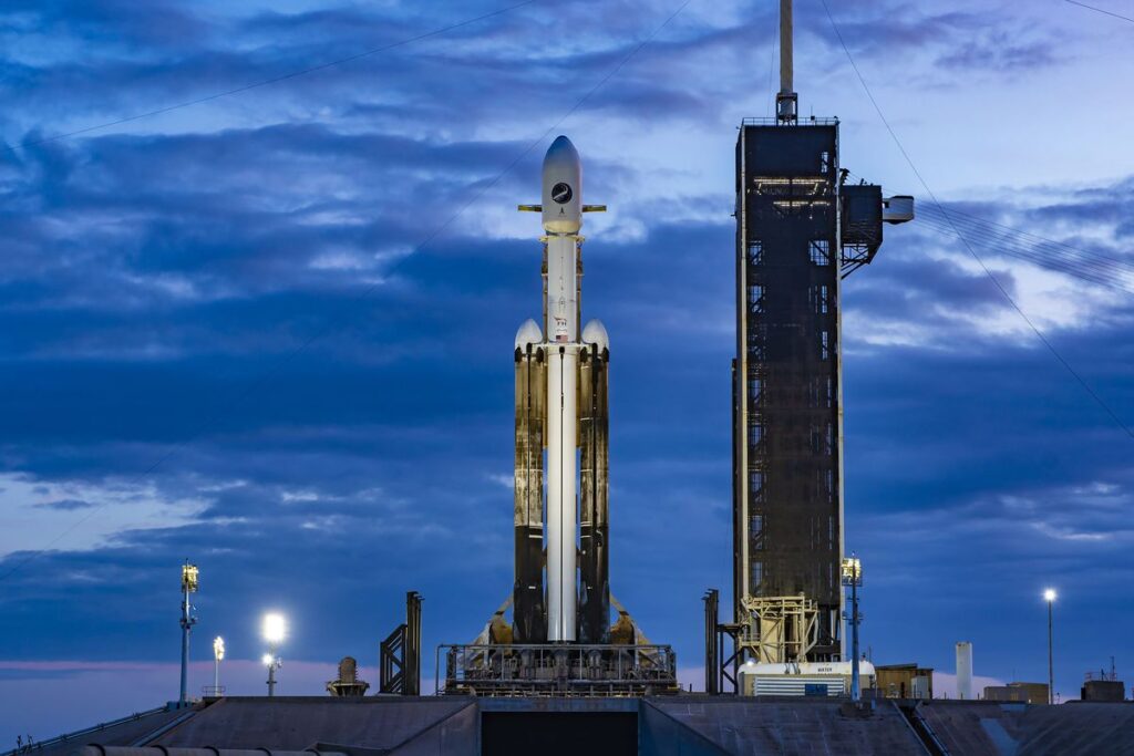 Ракета Falcon Heavy готовится к старту Ракета Falcon Heavy готовится к старту
