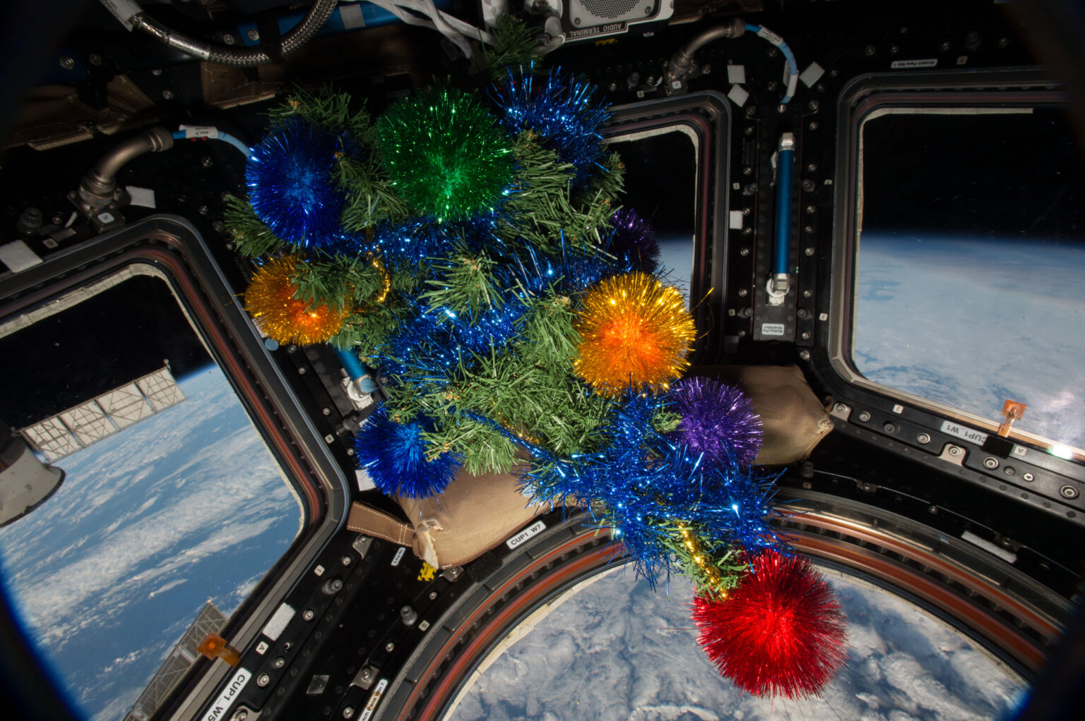 https://dev.universemagazine.com/wp-content/uploads/2023/12/iss-46_christmas_tree_in_cupola_module-scaled.jpg