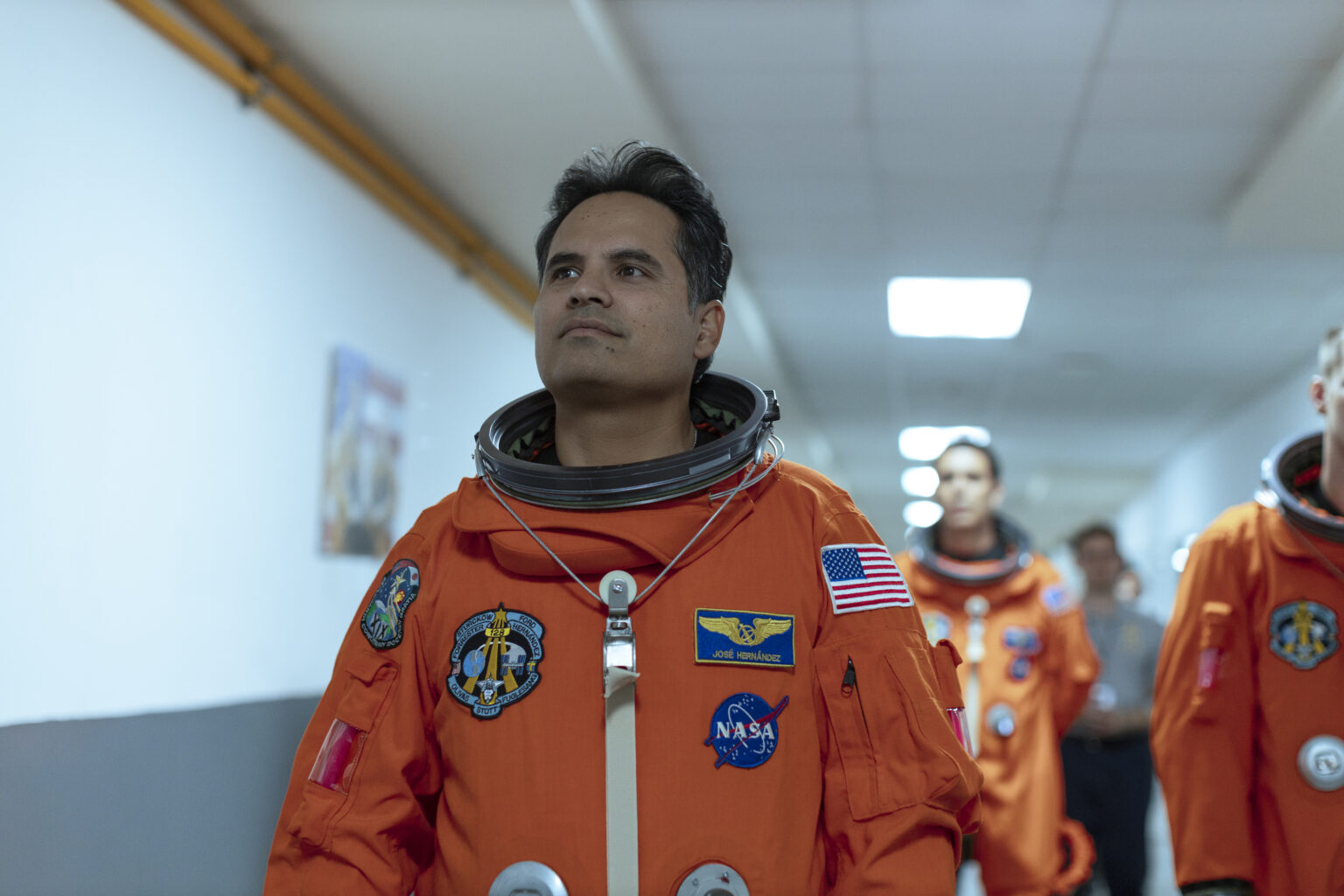 https://dev.universemagazine.com/wp-content/uploads/2023/12/mv5bmdewyti0ztetnzgxmi00yjy5ltlkmzktzgzjzgvmzthimznlxkeyxkfqcgdeqxvymdm2ndm2mq@@._v1_-scaled.jpg