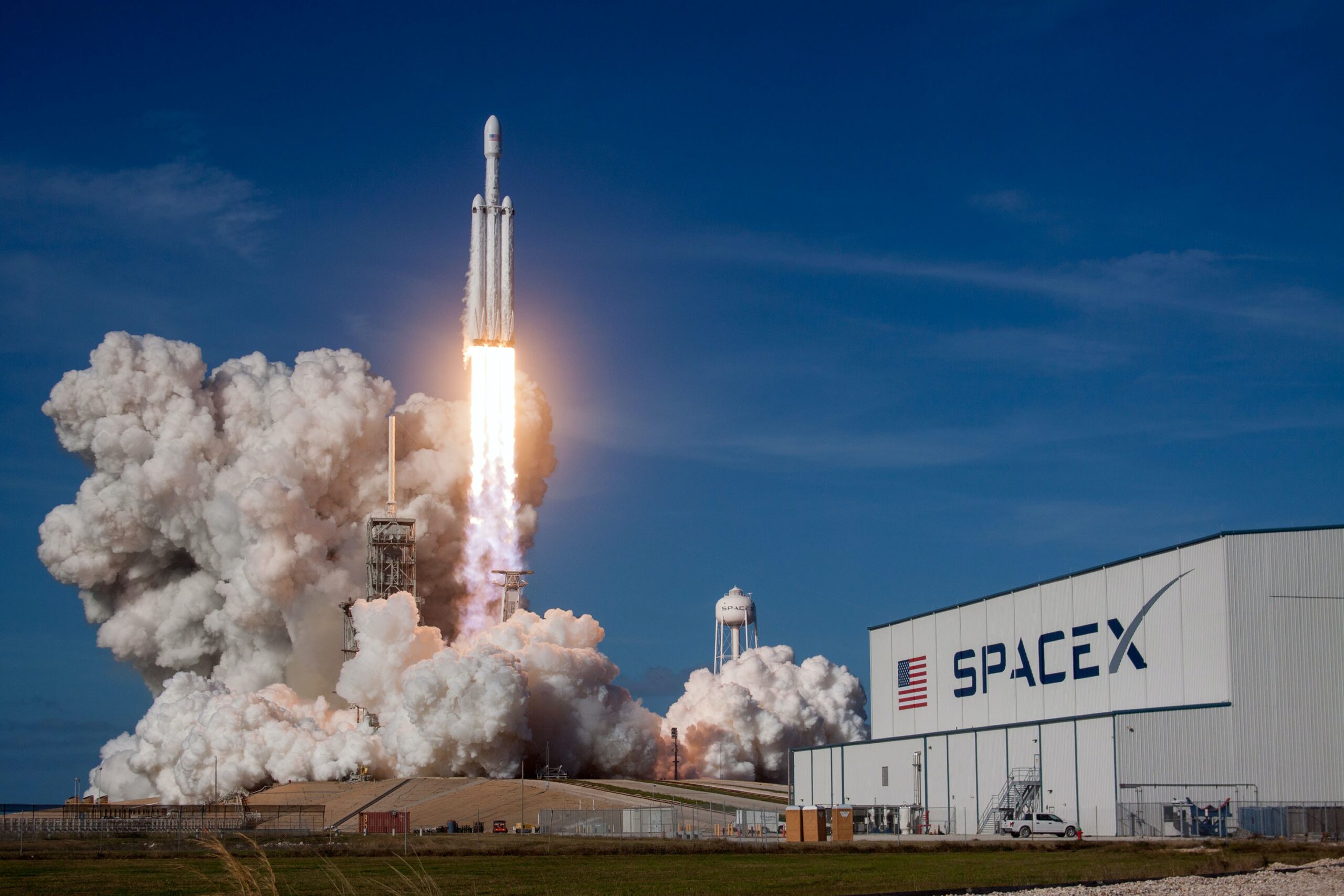 Старт ракеты Falcon Heavy