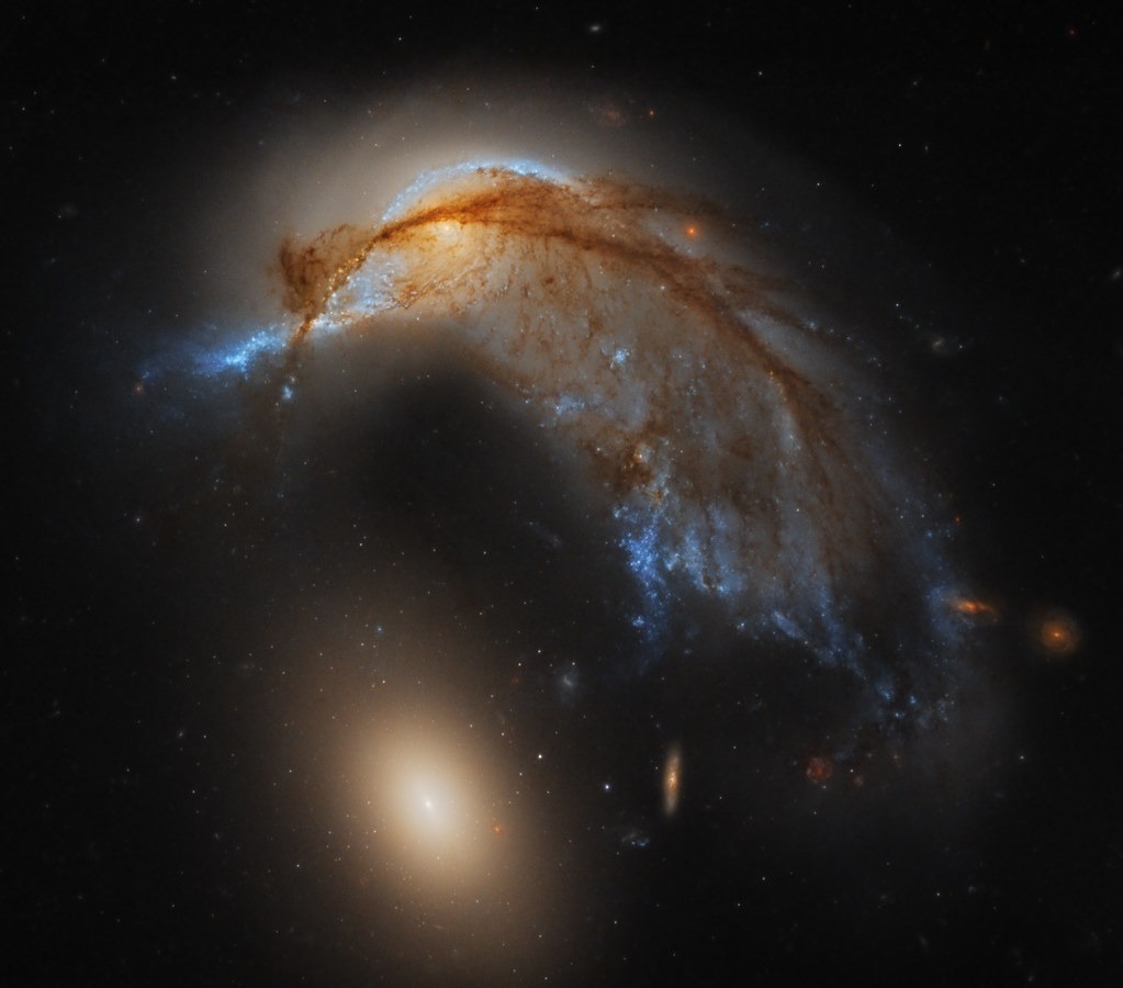 Галатика NGC 2936, що схожа на пінгвіна