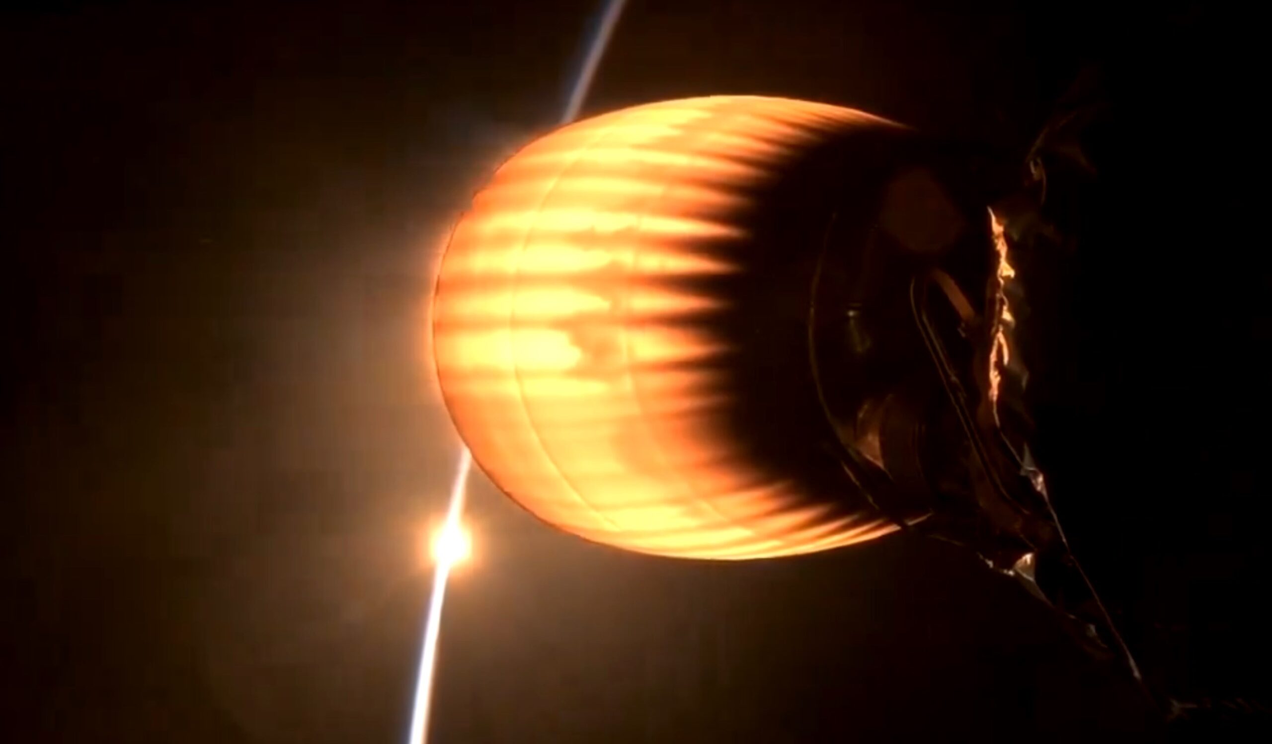 Захід Сонця на фоні працюючого двигуна другої ступені Falcon 9