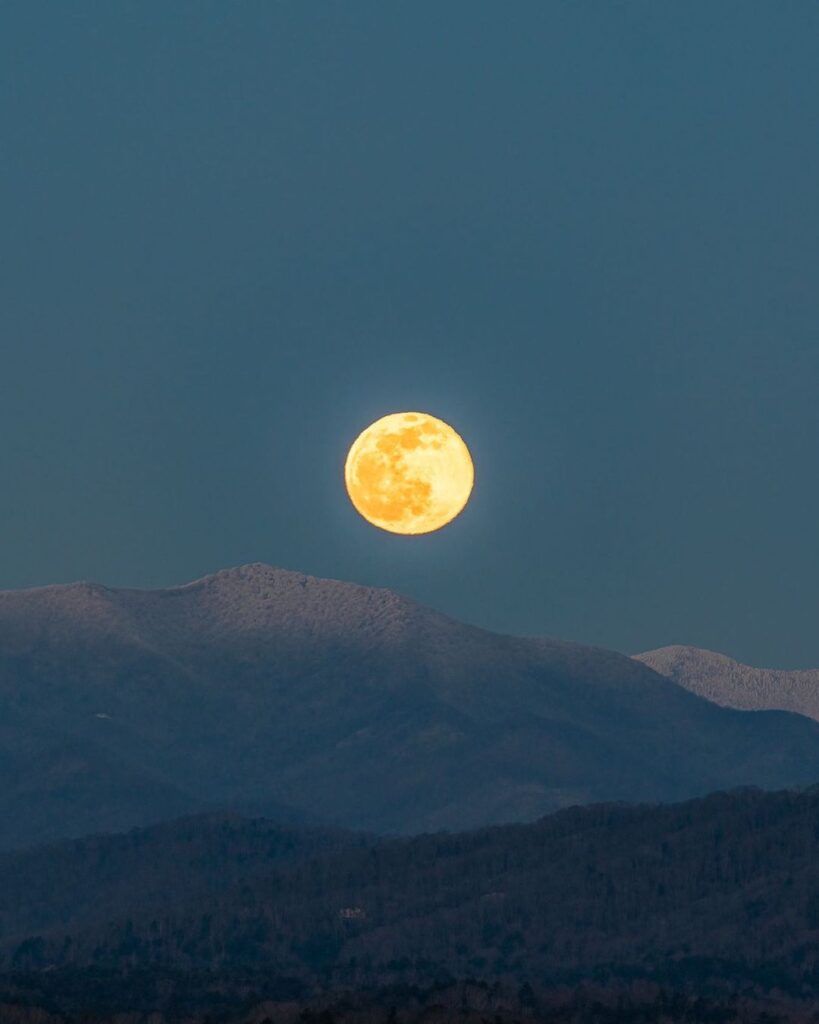 Луна во время полнолуния