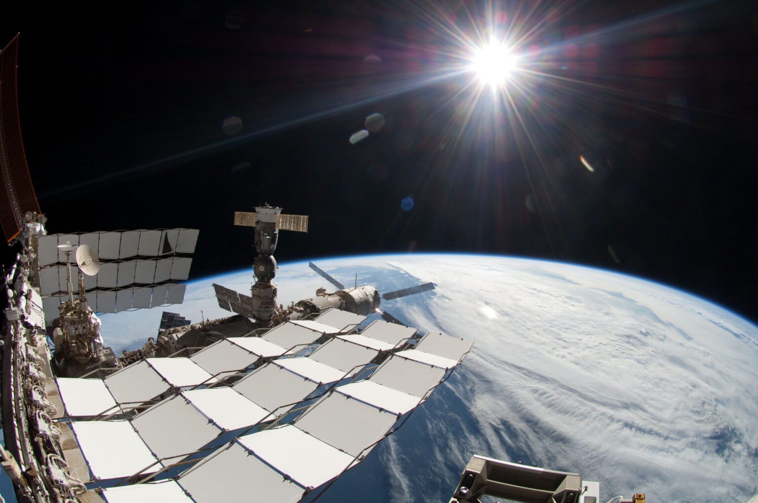 https://dev.universemagazine.com/wp-content/uploads/2024/03/sts-134_eva4_view_to_the_russian_orbital_segment-scaled.jpg