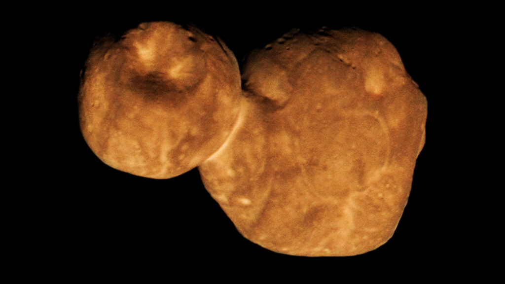 Подвійний транснептуновий об'єкт Аррокот (2014 MU69), що складається з двох пласких червонуватих часток, з'єднаних вузьким перешийком.