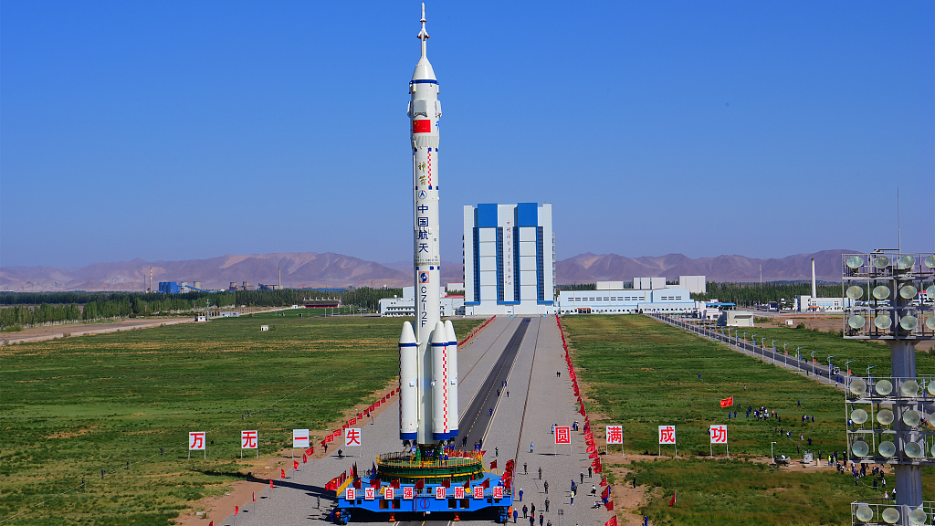 «Чанчжен-2F» прямує до стартового майданчика «Чанчжен-2F» прямує до стартового майданчика