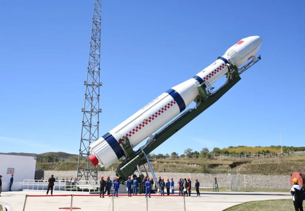Підготовка ракети «Чанчжен-6» до старту Підготовка ракети «Чанчжен-6» до старту