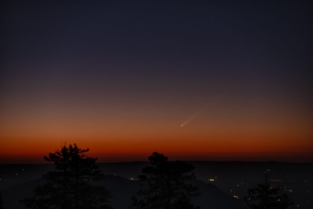 Tsuchinshan-ATLAS captured by Satoru Murata, New Mexico, on September 25. Note the astonishingly long tail.