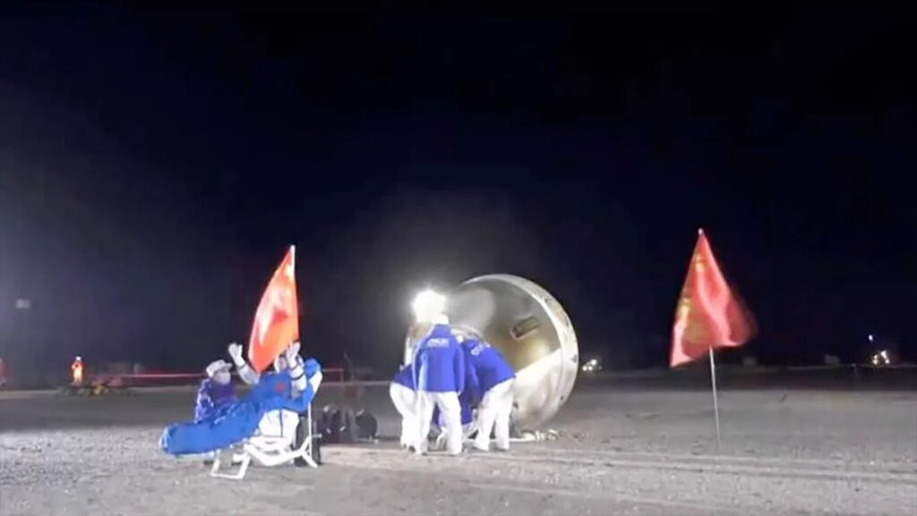 Астронавти &laquo;Шеньчжоу-18&raquo; повернувся додому