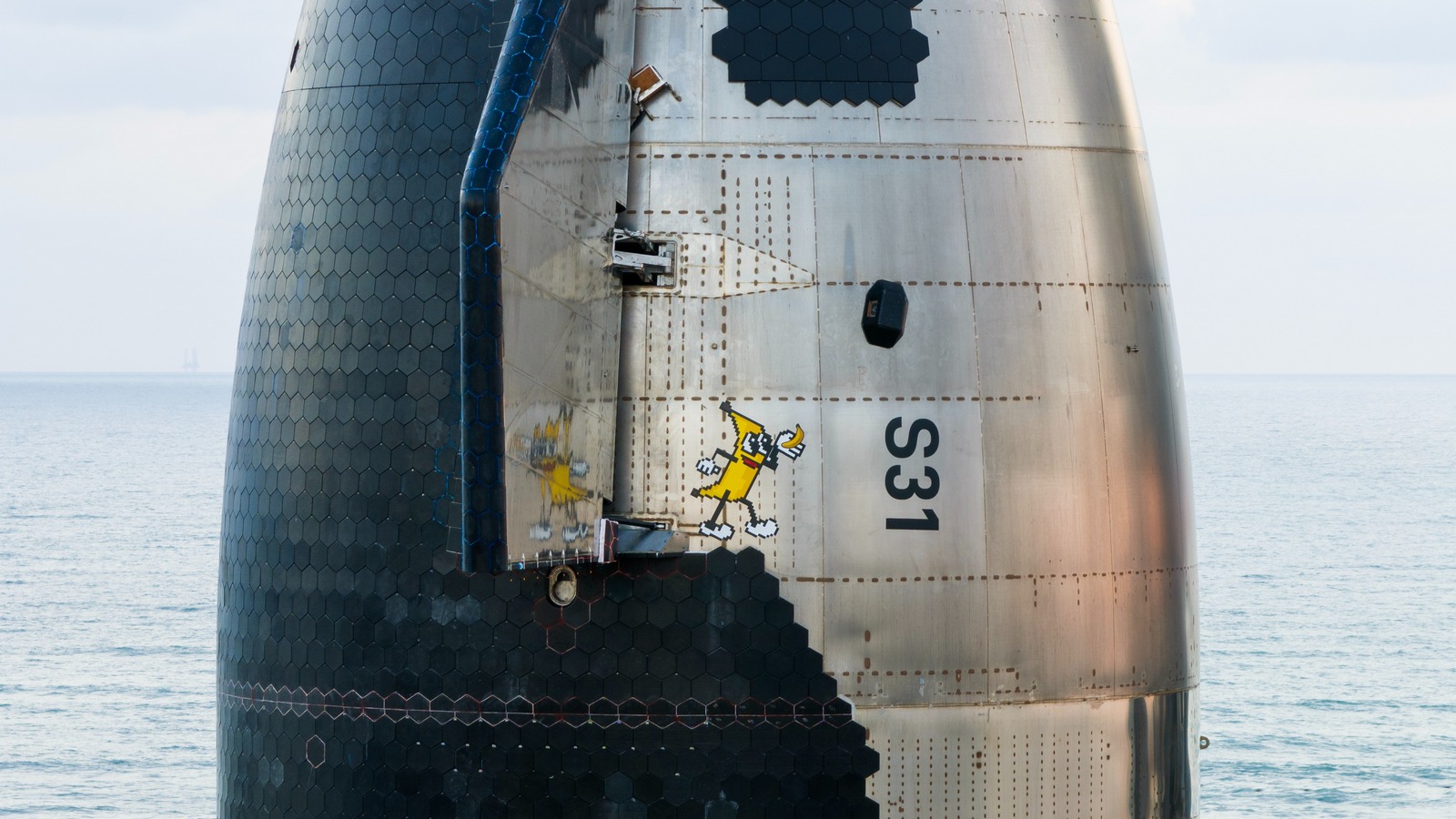 Малюнок банана на корпусі Starship V1
