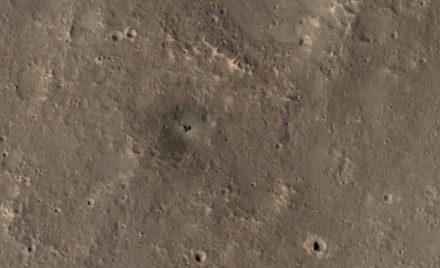 Космічний апарат MRO, який працює на орбіті Марса вже багато років зазнімкував зонд InSight на поверхні планети