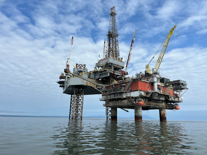 Нафтовидобувна платформа біля узбережжя Аляски і зараз дуже схожа на  космічну станцію
