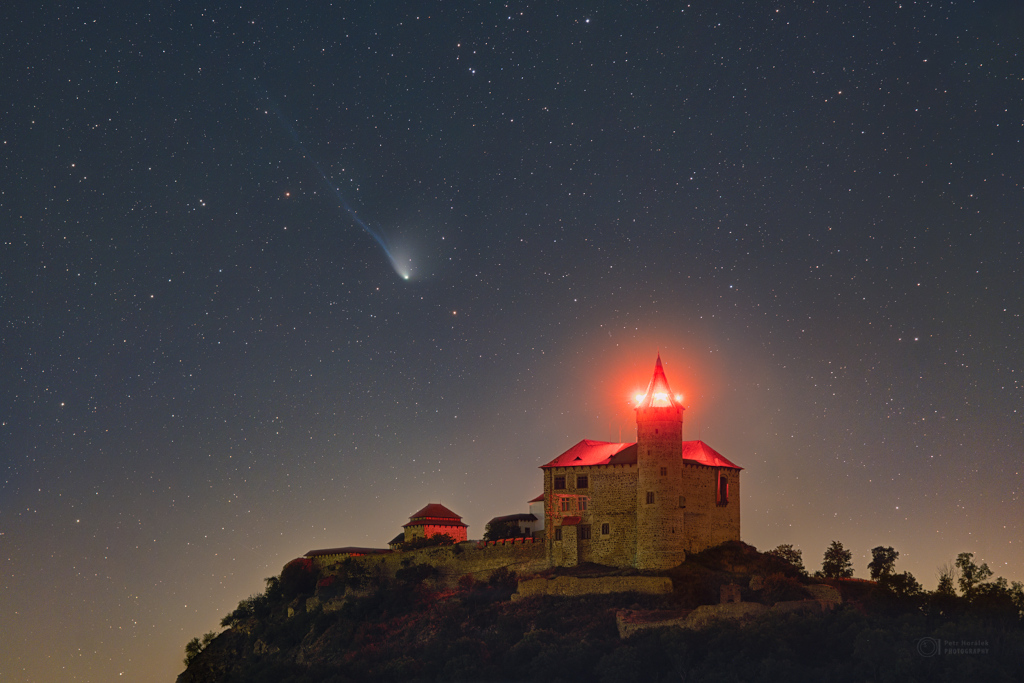 Comet Olbers over Kunetice Castle. The Structured Tails of Comet NEOWISE
