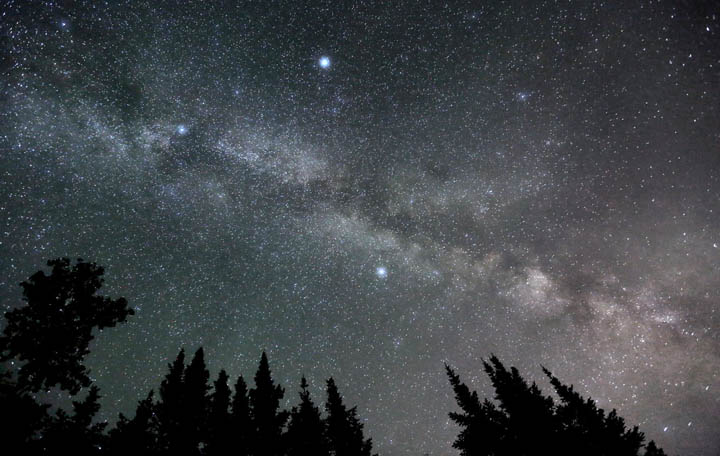 Чумацький шлях та літній трикутник (розташований у центрі ліворуч).
Image Credit & Copyright: Bob King