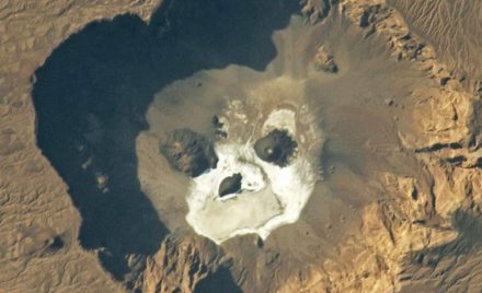 Загадковий білий череп посеред пустелі: що насправді побачила NASA з орбіти