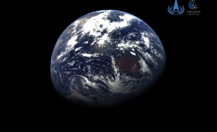 Земля з відстані 590 тисяч кілометрів, знімок зонда «Тяньвень-2»