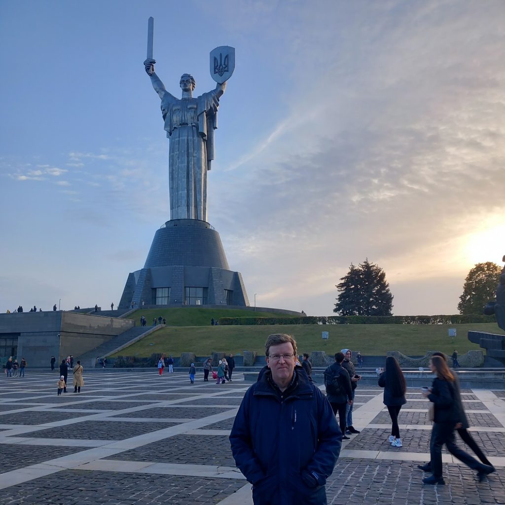 Професор Кокелл у Києві біля Батьківщини-Матері у жовтні 2023 року Професор Кокелл у Києві біля Батьківщини-Матері у жовтні 2023 року