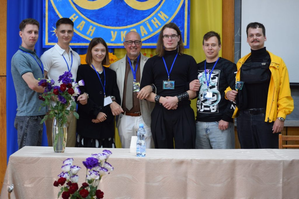 Професор Карло Бачігалупі зі студентами Наукової школи з астрономії та астрофізики що проходила на базі Головної астрономічної обсерваторії України (2025)