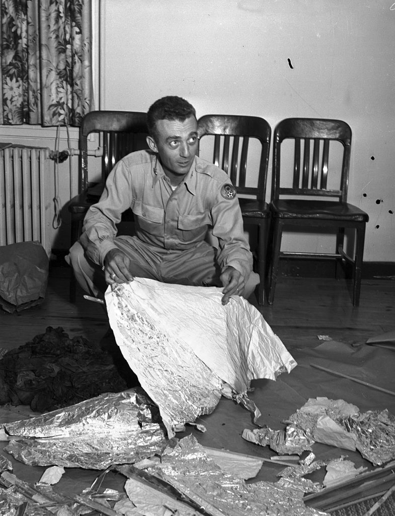 Американський військовий зі шматком матеріалу, знайденим у Рзвелі Американський військовий зі шматком матеріалу, знайденим у Рзвелі