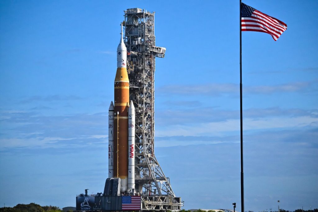 Ракету SLS вивозять на стартовий майданчик