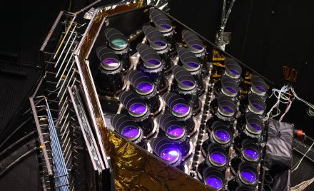 Апарат PLATO всередині вакуумної камери Large Space Simulator (LSS), вид зверху на 26 камер