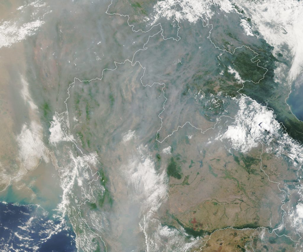 Супутниковий знімок NASA, що показує щільний сірий смог над містом Чіанг Май та навколишніми гірськими долинами в Таїланді.