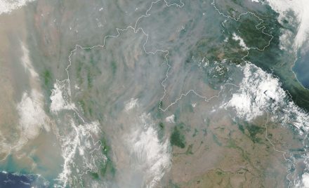 Супутниковий знімок NASA, що показує щільний сірий смог над містом Чіанг Май та навколишніми гірськими долинами в Таїланді.