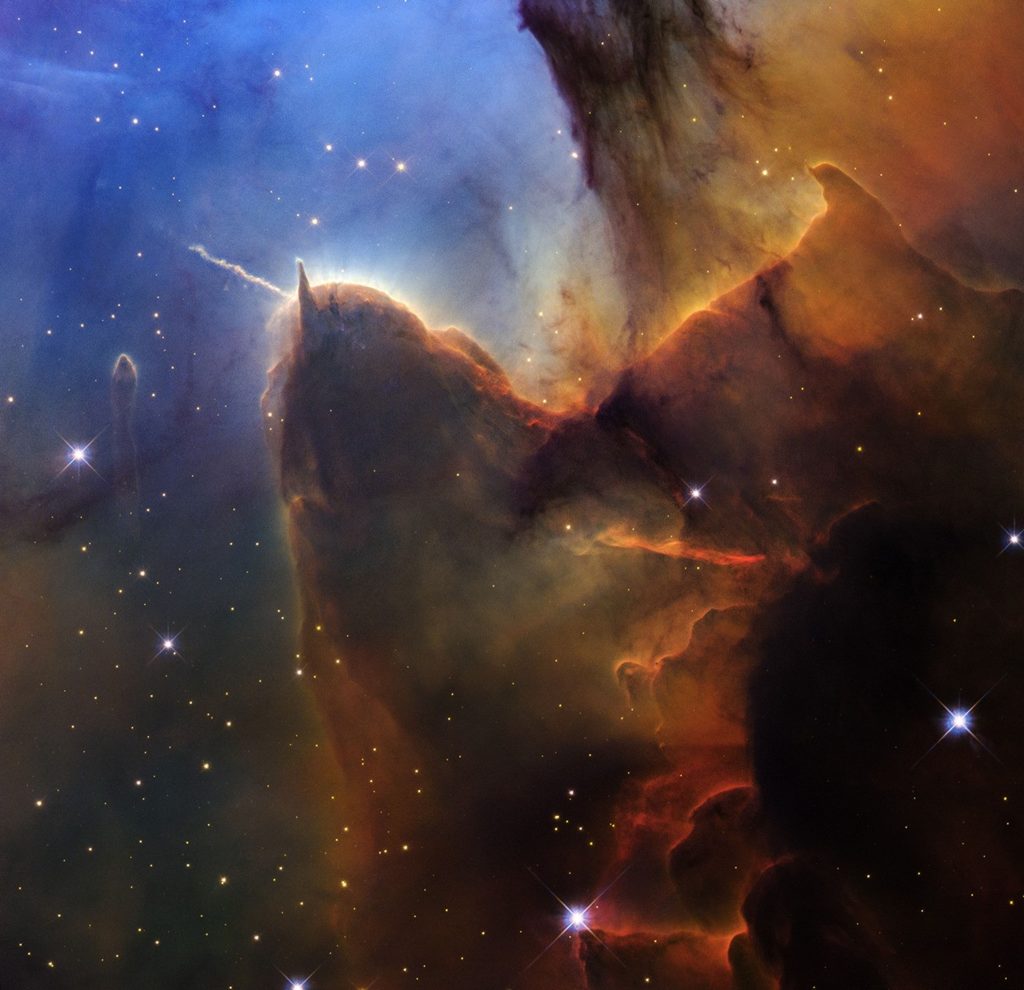 Знімок Туманності Тріфід (M20) від Hubble, де на тлі яскравого газу виділяється темна глобула &laquo;Космічний морський слизун&raquo; із джетом HH 399.