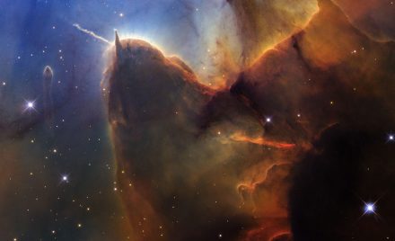 Знімок Туманності Тріфід (M20) від Hubble, де на тлі яскравого газу виділяється темна глобула «Космічний морський слизун» із джетом HH 399.