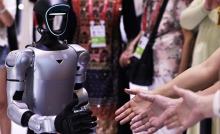 Відвідувачі спілкуються з роботом Unitree Robotics на виставці CICPE 2026.
