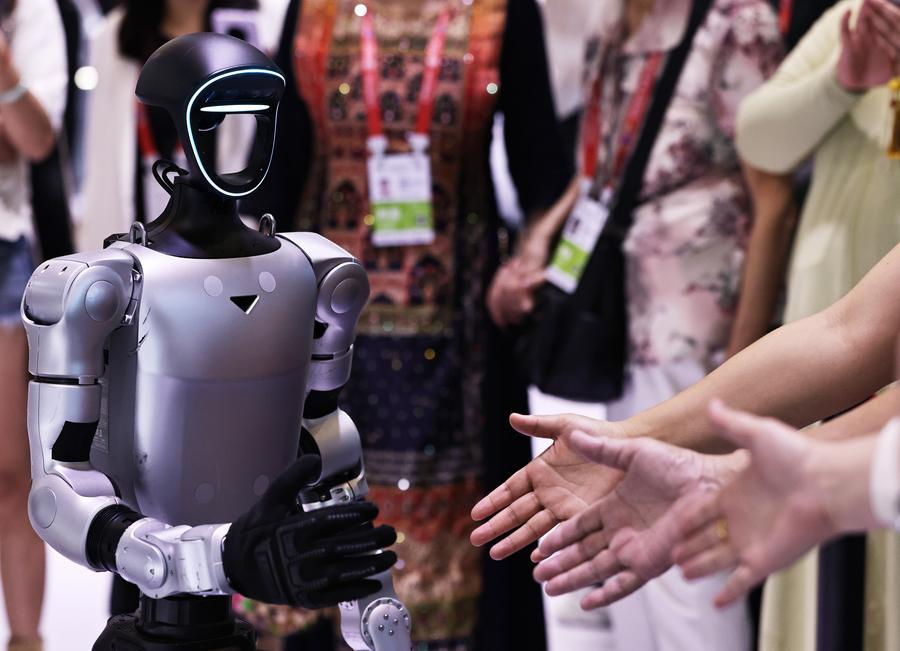 Відвідувачі спілкуються з роботом Unitree Robotics на виставці CICPE 2026.