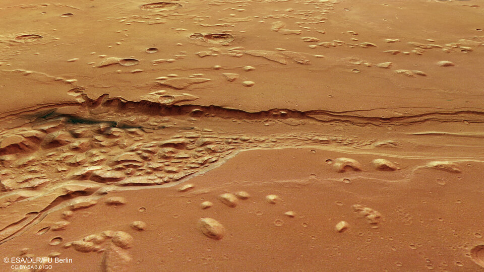 Вид зверху на Shalbatana Vallis на Марсі