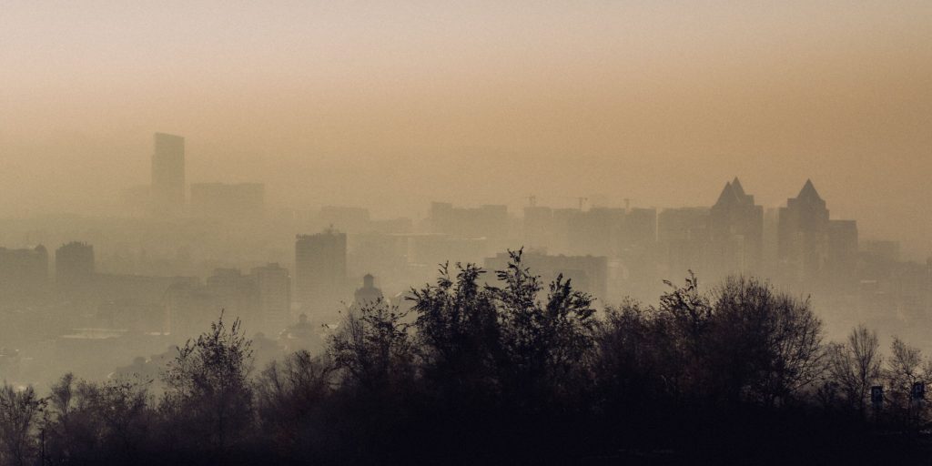 Міський горизонт у густому смозі