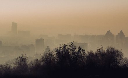 Міський горизонт у густому смозі