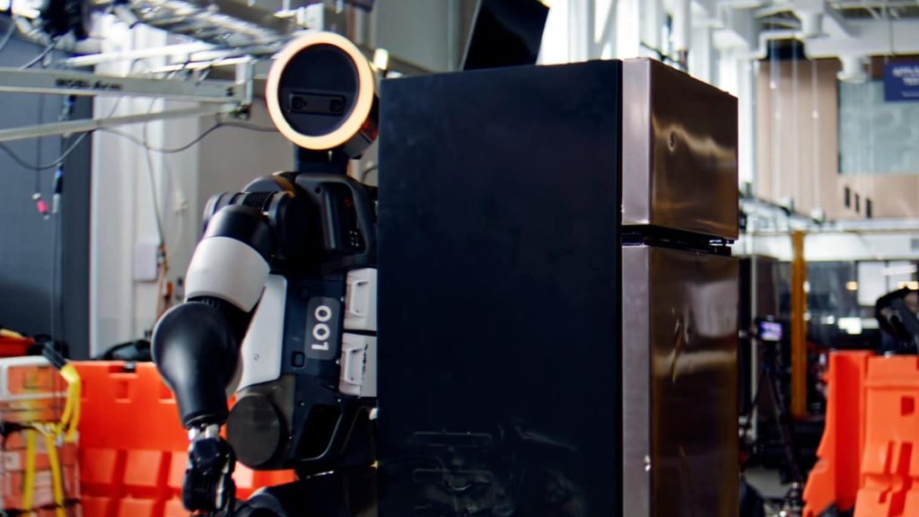 Робот Atlas піднімає міні-холодильник у лабораторії Boston Dynamics