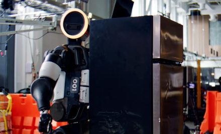 Робот Atlas піднімає міні-холодильник у лабораторії Boston Dynamics