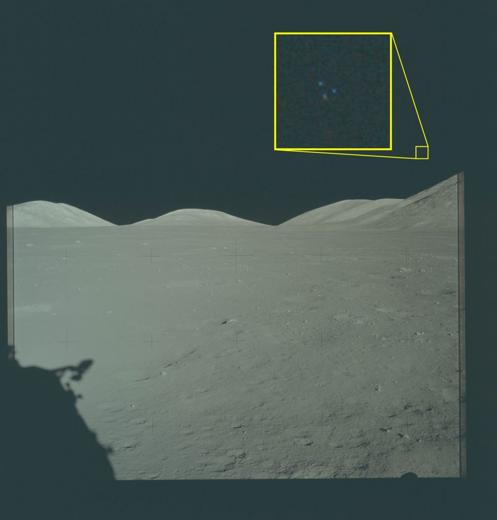 Група з трьох об'єктів, сфотографована екіпажем Apollo 17 Група з трьох об'єктів, сфотографована екіпажем Apollo 17