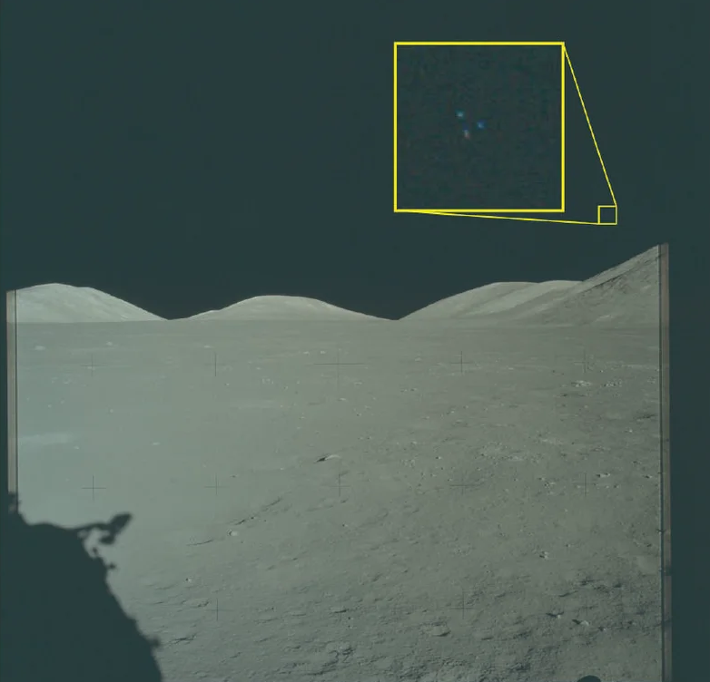 Архівне фото NASA з місії Apollo 17 &mdash; три світлі точки в трикутному розташуванні на тлі місячного неба