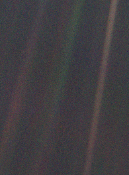 Pale Blue Dot. Земля &mdash; крихітна крапка в помаранчевому промені