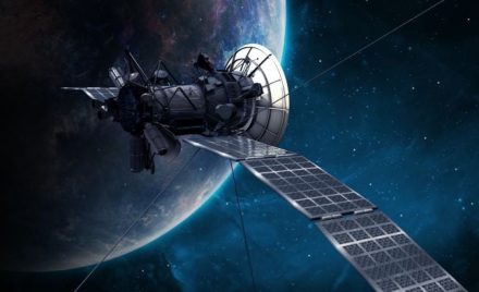 Космічний супутник на орбіті Землі, оповитий тонкою світним захисним шаром на тлі сонячного спалаху.