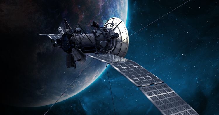 Космічний супутник на орбіті Землі, оповитий тонкою світним захисним шаром на тлі сонячного спалаху.