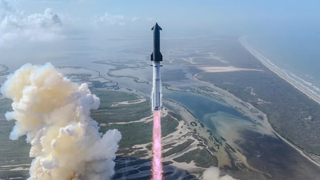 Ракета Starship V3 злітає зі стартового майданчика на тлі вогню та диму