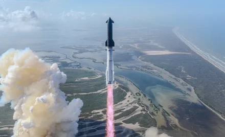 Ракета Starship V3 злітає зі стартового майданчика на тлі вогню та диму