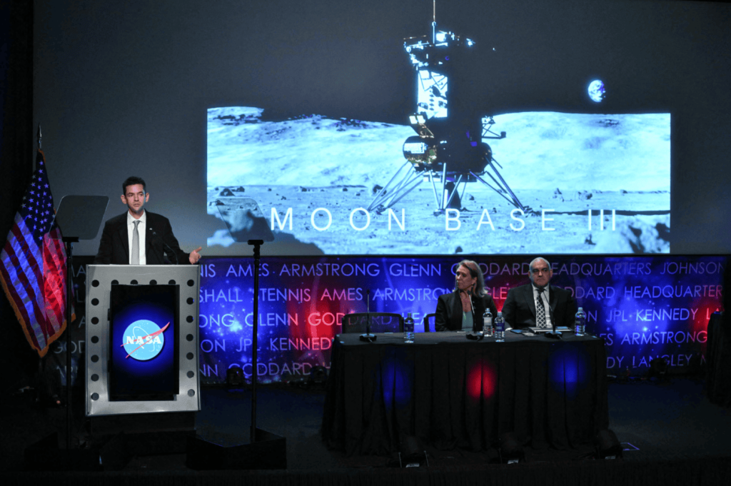 Адміністратор NASA Джаред Айзекмен виступає на пресконференції у Вашингтоні